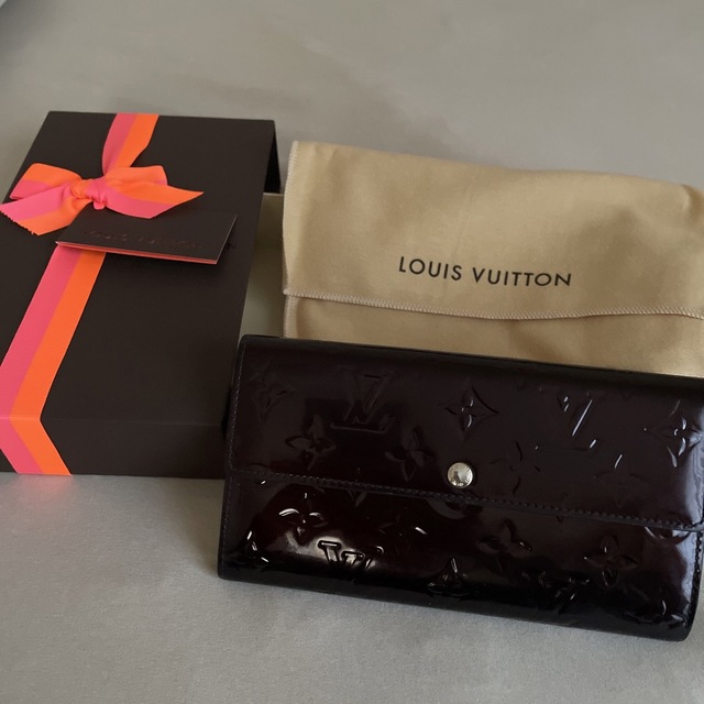 LOUIS VUITTON(ルイヴィトン)のルイヴィトン  ヴェルニ  ポルトフォイユサラ　長財布 レディースのファッション小物(財布)の商品写真