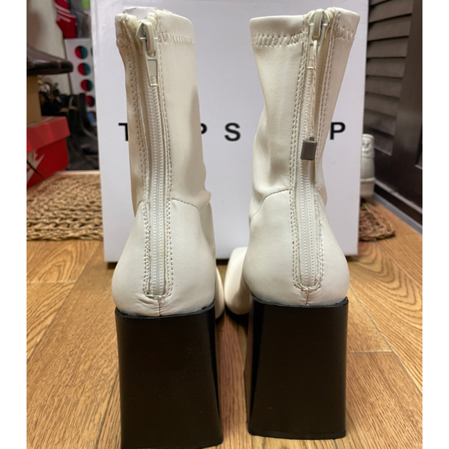 TOPSHOP(トップショップ)の新品未使用TOPSHOP ホワイトブーツ39 レディースの靴/シューズ(ブーツ)の商品写真