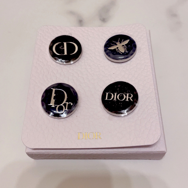 Dior(ディオール)の【sunny様専用🌸】Dior ノベルティ バッジ コスメ/美容のコスメ/美容 その他(その他)の商品写真