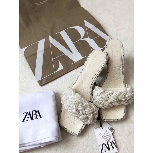 ZARA(ザラ)の新品　ZARA パール　テクスチャー　キルティング　ブロックヒール　サンダル レディースの靴/シューズ(サンダル)の商品写真