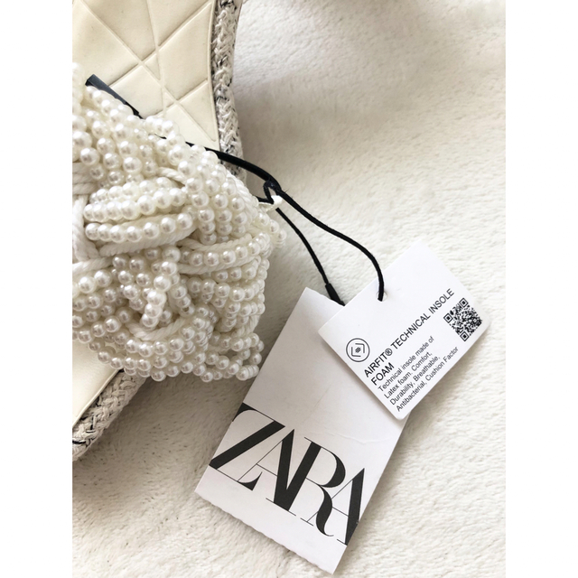 ZARA(ザラ)の新品　ZARA パール　テクスチャー　キルティング　ブロックヒール　サンダル レディースの靴/シューズ(サンダル)の商品写真