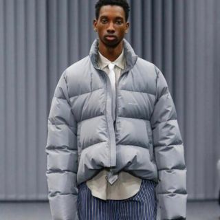 Balenciaga - BALENCIAGA 17AW Cシェイプ ダウンジャケット 46の通販