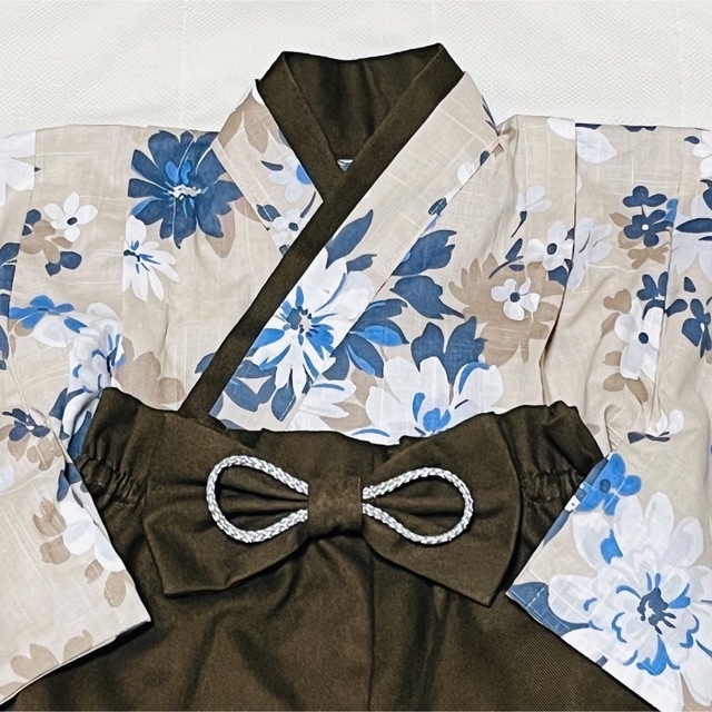 ベビー袴　ベビー着物　ベージュ青白花柄　焦茶　60 70 80サイズ ハンドメイドのキッズ/ベビー(その他)の商品写真
