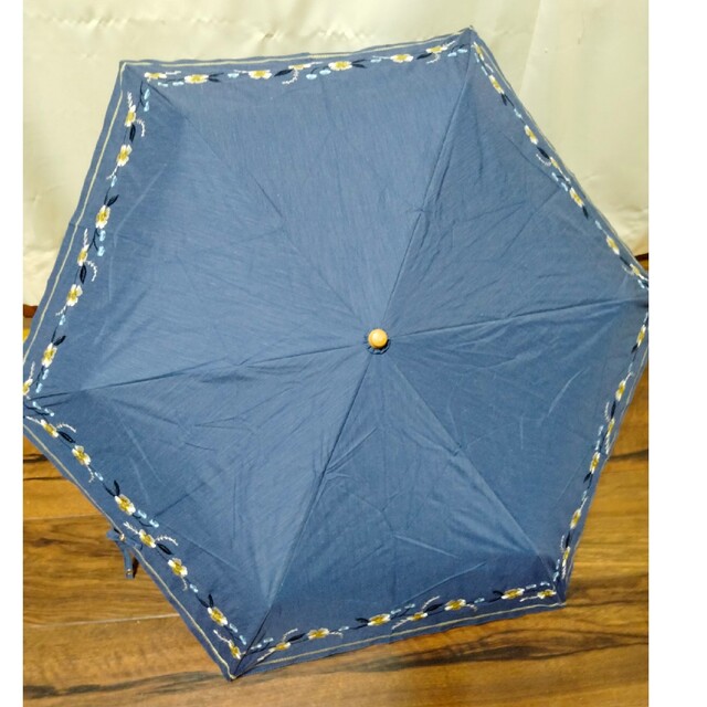 because(ビコーズ)のUV95％カット晴雨兼用折りたたみ日傘ネイビー刺繍 レディースのファッション小物(傘)の商品写真