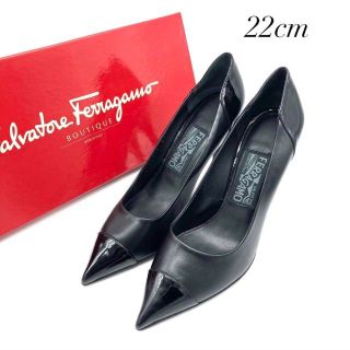 サルヴァトーレフェラガモ(Salvatore Ferragamo)の✨新品未使用✨フェラガモ 22cm レザー エナメル 黒 ポインテッドトゥ(ハイヒール/パンプス)