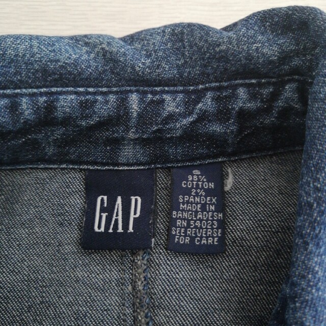 GAP Kids(ギャップキッズ)のGAP 120 上着 デニム キッズ/ベビー/マタニティのキッズ服女の子用(90cm~)(Tシャツ/カットソー)の商品写真