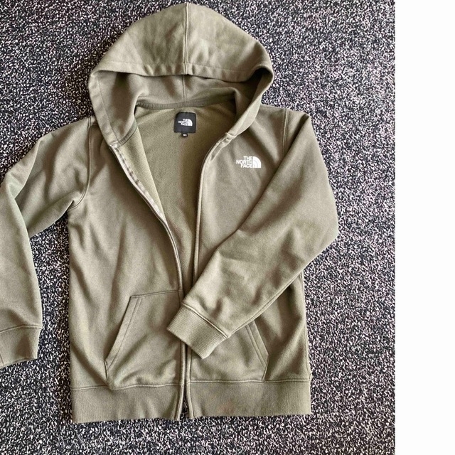 THE NORTH FACE(ザノースフェイス)のノースフェイス　カーキ　パーカー　150サイズ キッズ/ベビー/マタニティのキッズ服男の子用(90cm~)(ジャケット/上着)の商品写真