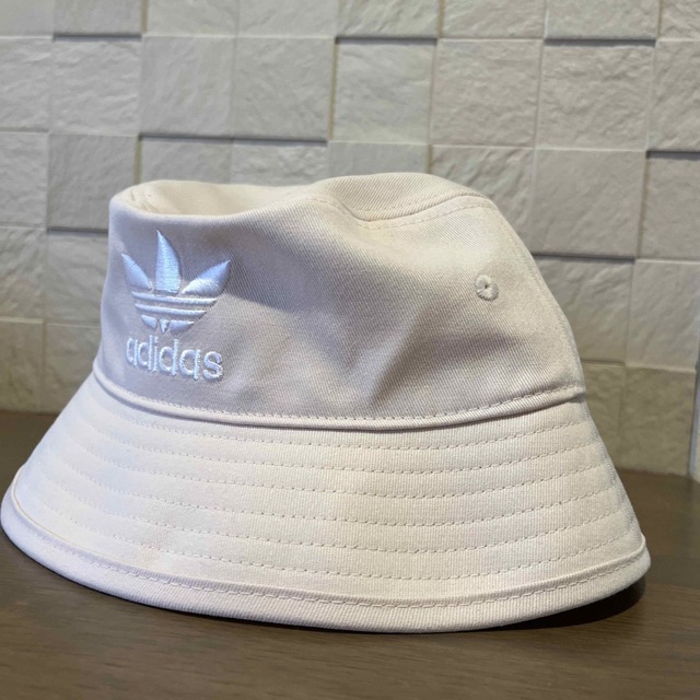 adidas(アディダス)のadidas ハット　レディース　ピンク レディースの帽子(ハット)の商品写真