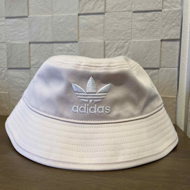 adidas(アディダス)のadidas ハット　レディース　ピンク レディースの帽子(ハット)の商品写真