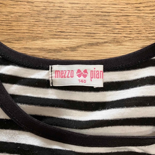 mezzo piano(メゾピアノ)のメゾピアノ　フリルTシャツ　140センチ キッズ/ベビー/マタニティのキッズ服女の子用(90cm~)(Tシャツ/カットソー)の商品写真