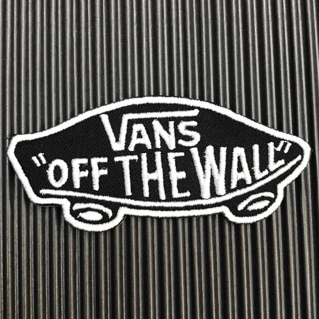 VANS(ヴァンズ)の黒×白 VANS OFF THE WALL バンズ ロゴ アイロンワッペン 45 自動車/バイクのバイク(装備/装具)の商品写真