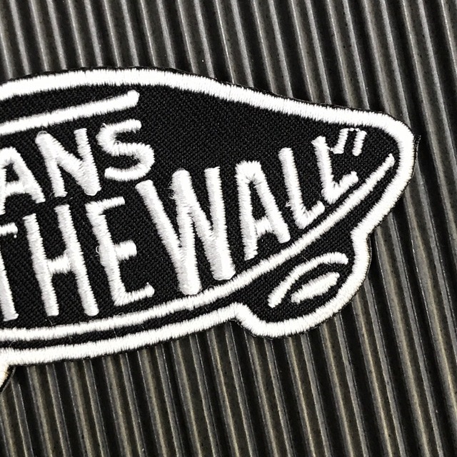 VANS(ヴァンズ)の黒×白 VANS OFF THE WALL バンズ ロゴ アイロンワッペン 45 自動車/バイクのバイク(装備/装具)の商品写真