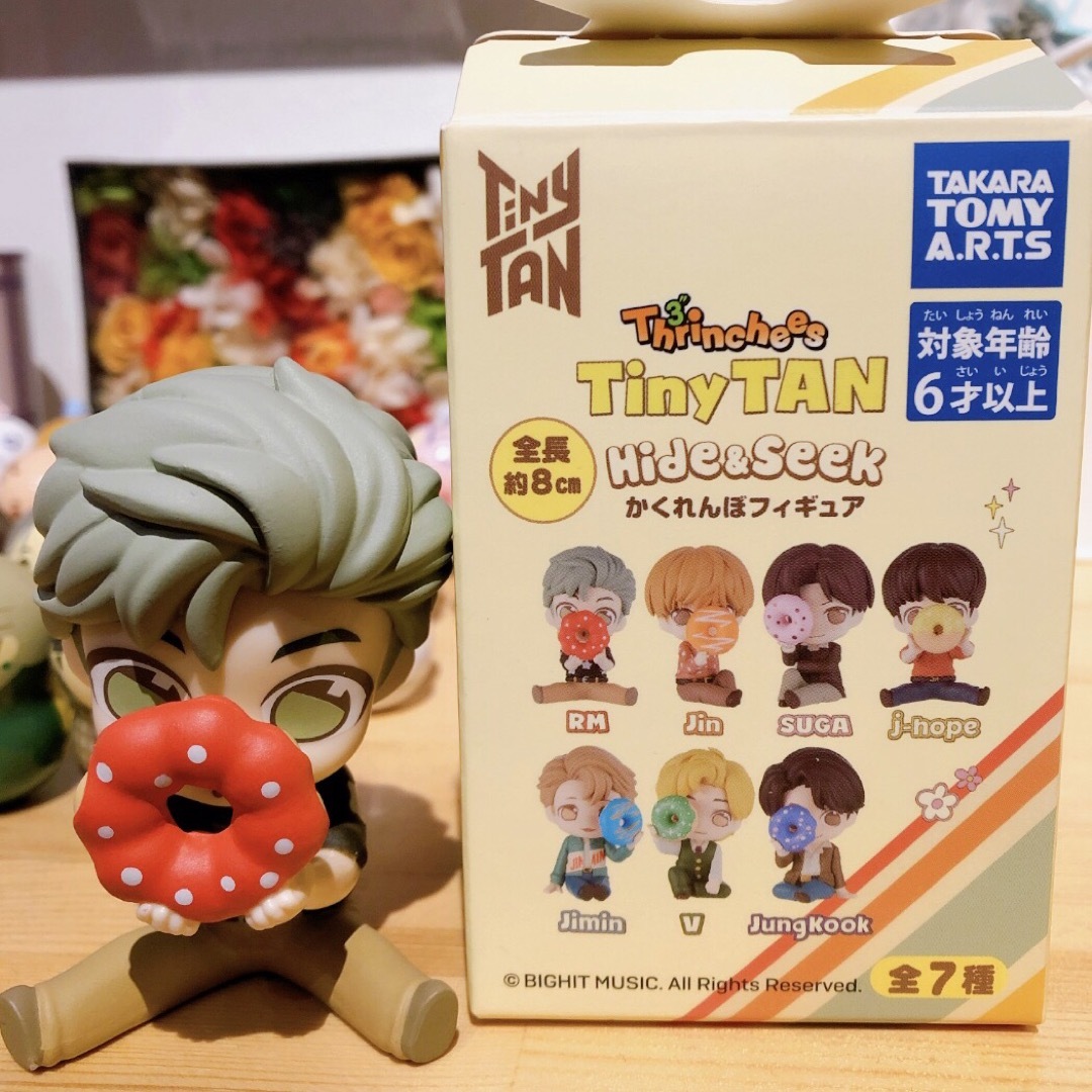 防弾少年団(BTS)(ボウダンショウネンダン)のBTS TinyTAN かくれんぼフィギュア ＆ 缶バッジ RM エンタメ/ホビーのおもちゃ/ぬいぐるみ(キャラクターグッズ)の商品写真