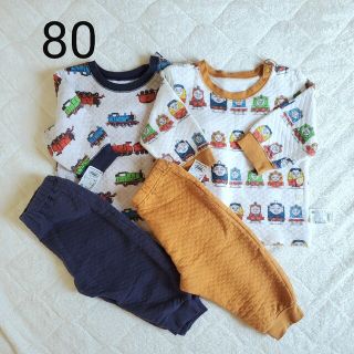 ユニクロ(UNIQLO)のUNIQLO　トーマス　キルトパジャマ　80cm　2セット(パジャマ)