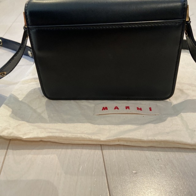 Marni(マルニ)のMARNI ミニ　トランク　黒 レディースのバッグ(ハンドバッグ)の商品写真