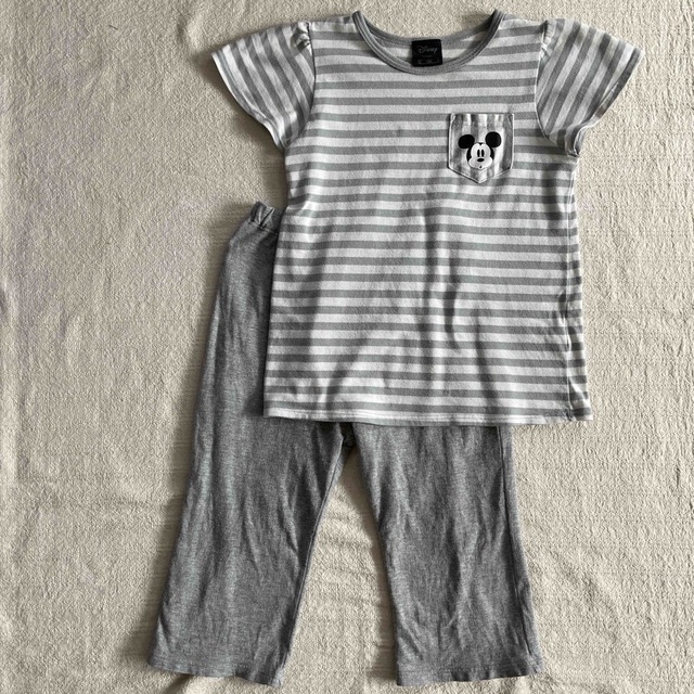 GU(ジーユー)のGU ミッキー　半袖パジャマ　130 キッズ/ベビー/マタニティのキッズ服女の子用(90cm~)(パジャマ)の商品写真