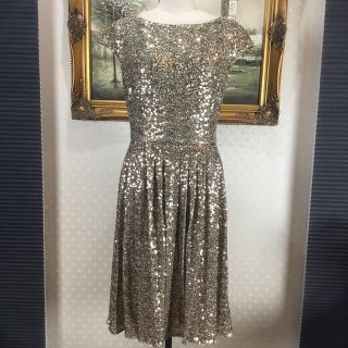 タダシショウジ(TADASHI SHOJI)の新品☆ BADGLEY MISCHKA  サイズ6  スパンコール　217A(ひざ丈ワンピース)