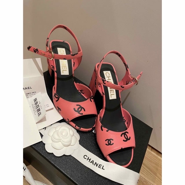 CHANEL(シャネル)の専用です　シャネルロゴ　サンダル　お値下げ❣️ レディースの靴/シューズ(ハイヒール/パンプス)の商品写真