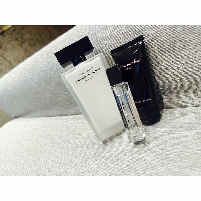 narciso rodriguez(ナルシソロドリゲス)のaya1022様専用⭐︎フォーハー ピュア ムスク 100mL コスメ/美容の香水(香水(女性用))の商品写真