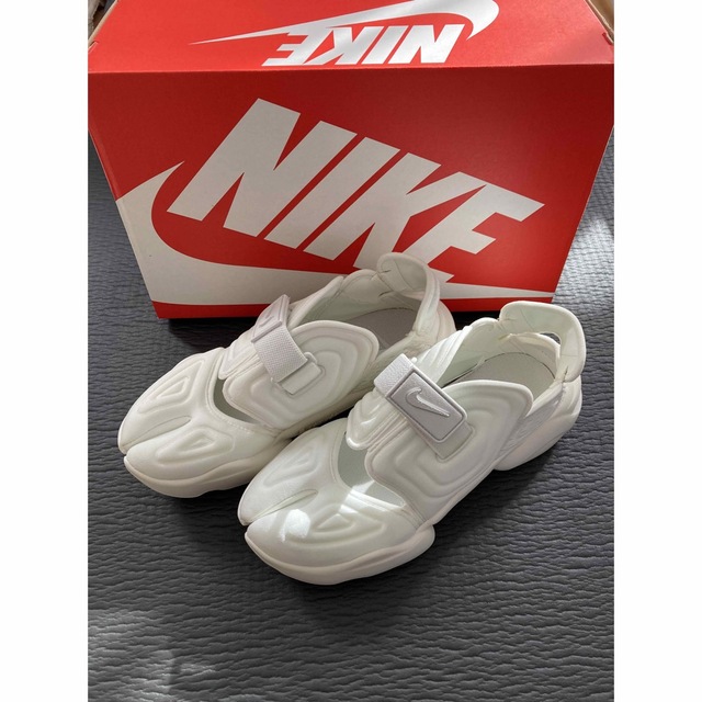 NIKE(ナイキ)のNIKE ナイキ アクアリフト スニーカー 白 ホワイト 24.5（24.0） レディースの靴/シューズ(スニーカー)の商品写真