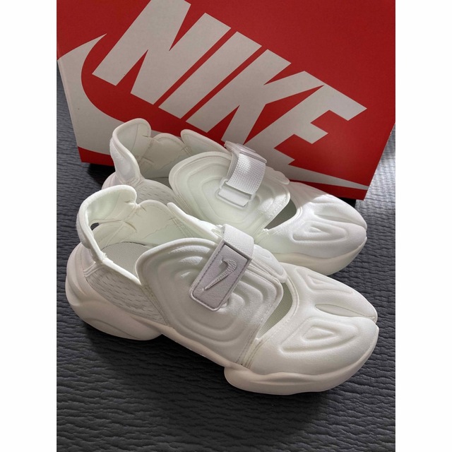 NIKE(ナイキ)のNIKE ナイキ アクアリフト スニーカー 白 ホワイト 24.5（24.0） レディースの靴/シューズ(スニーカー)の商品写真