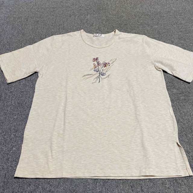 ベージュ　花刺繍　Tシャツ レディースのトップス(Tシャツ(半袖/袖なし))の商品写真