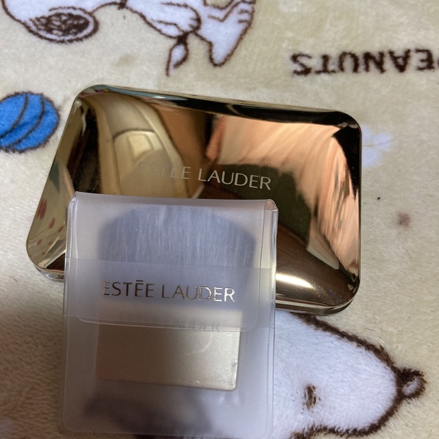 Estee Lauder(エスティローダー)のESTEE LAUDER デラックスプラッシュコンパクト、ブラシ付き新品 コスメ/美容のベースメイク/化粧品(チーク)の商品写真