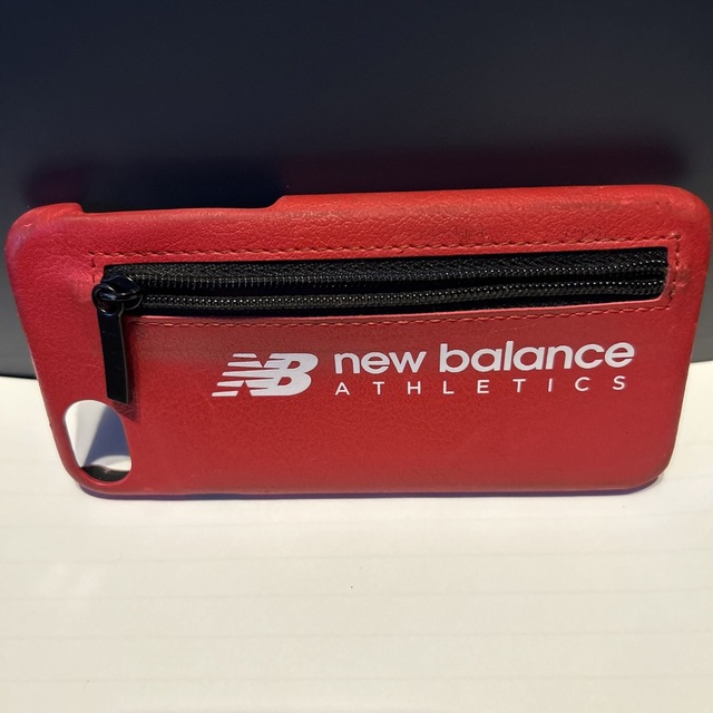 New Balance(ニューバランス)のNew Balance iPhone ジップ付きハードカバー／レッド スマホ/家電/カメラのスマホアクセサリー(iPhoneケース)の商品写真