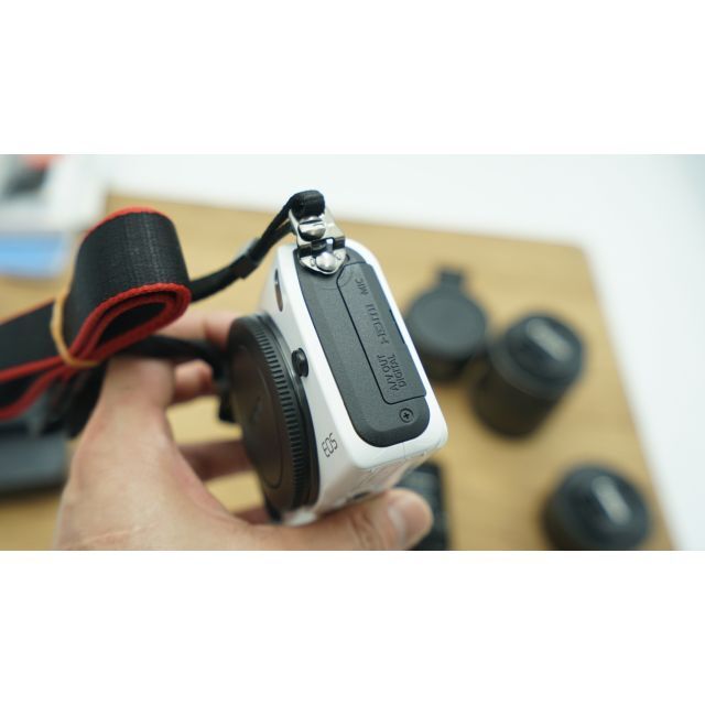 8240 美品 Canon EOS M + EF-M 22mm+18-55mm - ミラーレス一眼