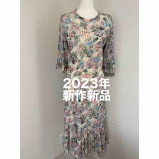 ヴィヴィアンタム(VIVIENNE TAM)のヴィヴィアンタム2023新作シフォンプリントワンピース新品（1206）(ロングワンピース/マキシワンピース)