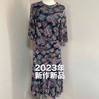 ヴィヴィアンタム(VIVIENNE TAM)のヴィヴィアンタム2023新作シフォンプリントワンピース新品（1208）(ロングワンピース/マキシワンピース)