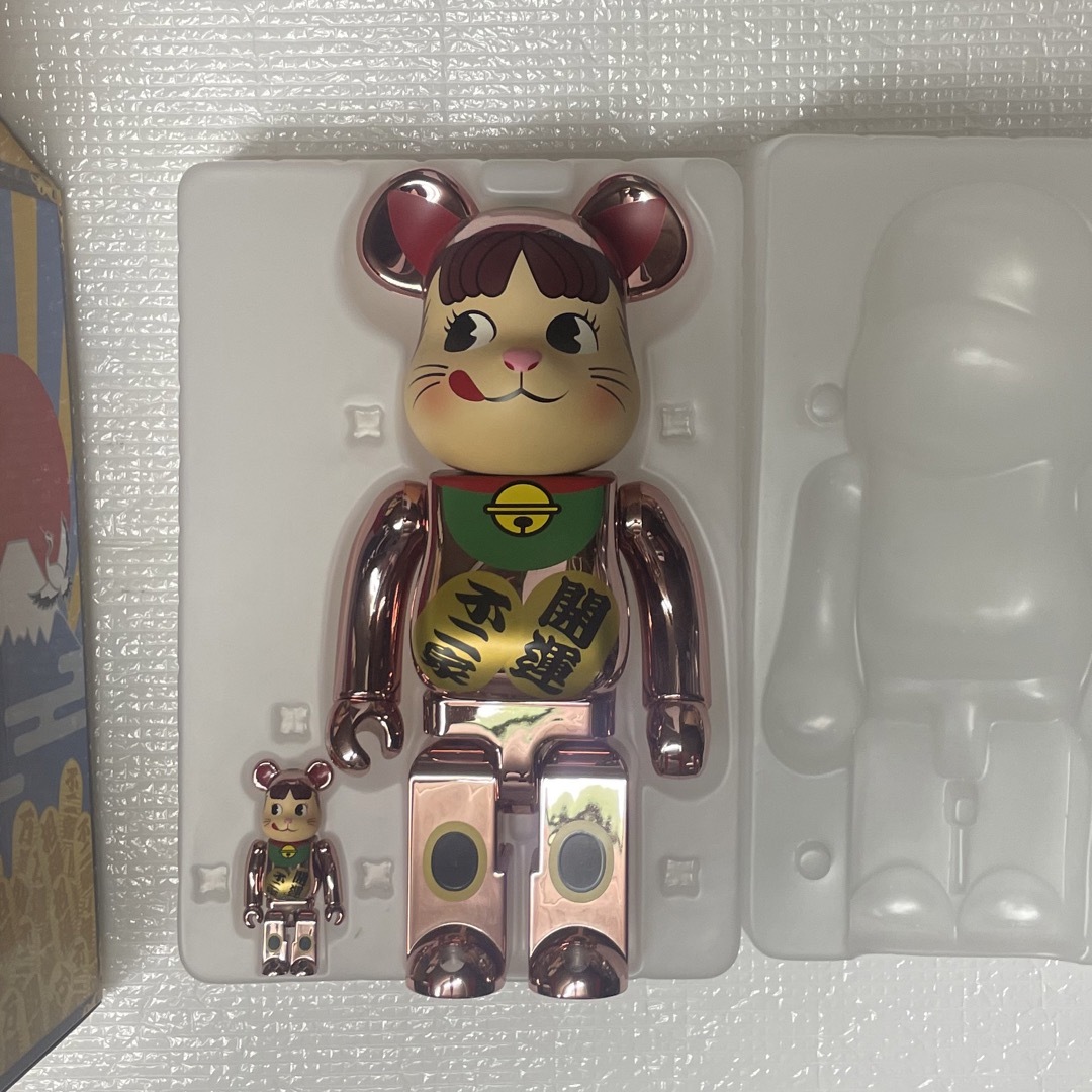 BE@RBRICK 招き猫 ペコちゃん 桃金メッキ 100％ ＆ 400％ エンタメ/ホビーのおもちゃ/ぬいぐるみ(キャラクターグッズ)の商品写真