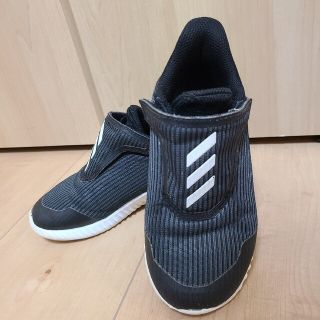 アディダス(adidas)のししし、シンプルブラックがシブちぃ！サイズ16cm　アディダスaddidas(スニーカー)