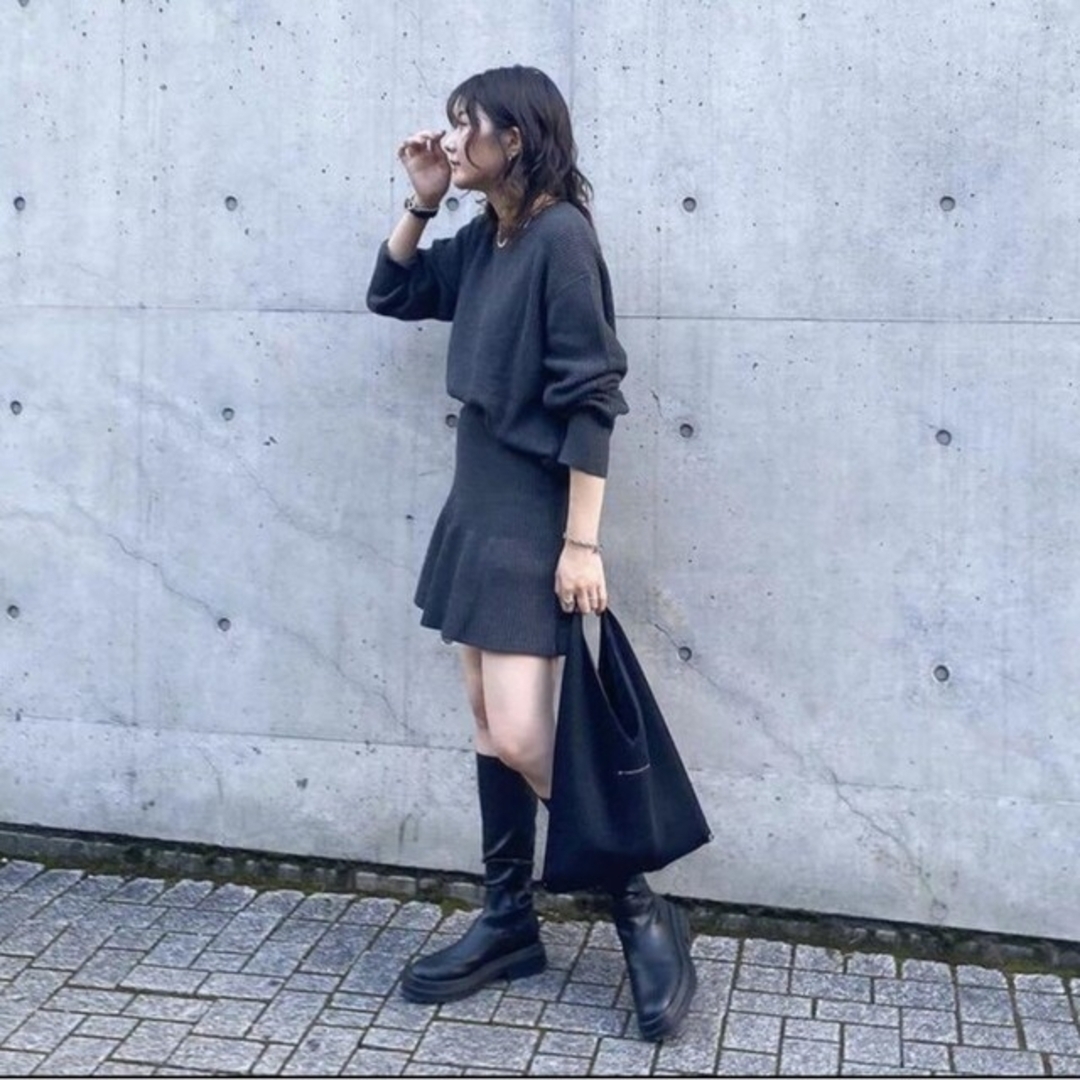 ZARA(ザラ)のZARA　フリルトリム ニット ミニスカート　Sサイズ　ネイビーブルー レディースのスカート(ミニスカート)の商品写真