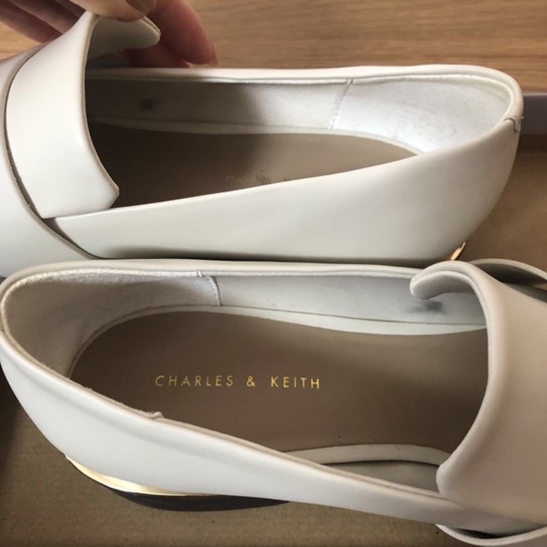 Charles and Keith(チャールズアンドキース)の【値下】チャールズアンドキース　クラシックスクエアローファー　ホワイト レディースの靴/シューズ(ローファー/革靴)の商品写真