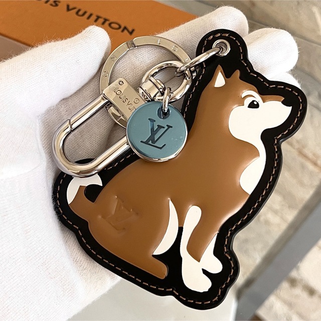 LOUIS VUITTON(ルイヴィトン)の【新品未使用】ポルト クレ カレッジLVリード　ドッグ　キーリング 柴犬　ドッグ レディースのファッション小物(キーホルダー)の商品写真