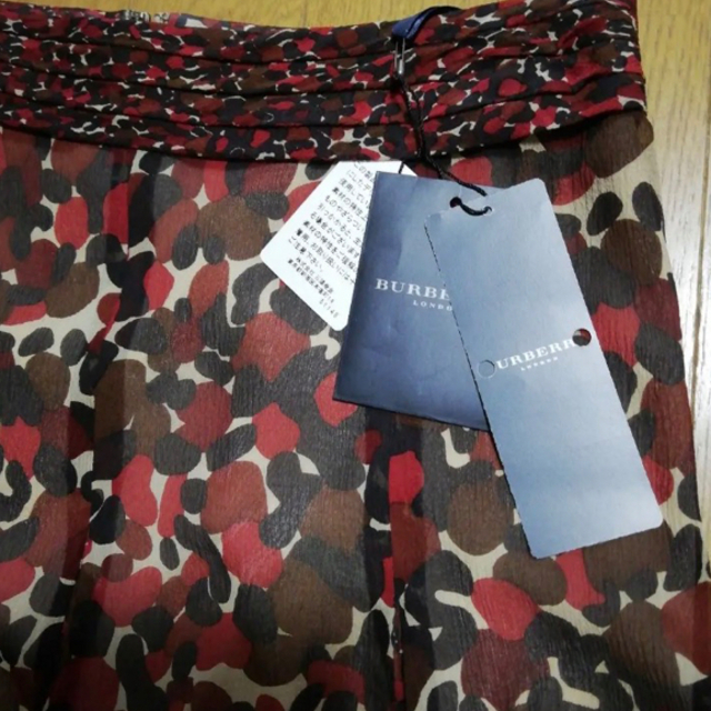 新品　バーバリー　ロンドン シルク100％スカート　 レディースのスカート(ひざ丈スカート)の商品写真