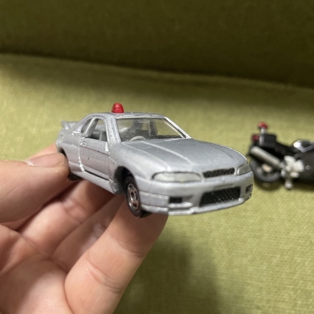 TOMMY(トミー)のトミカ　パトカー　ミニカー　スカイライン覆面GTR R33 ハイエース エンタメ/ホビーのおもちゃ/ぬいぐるみ(ミニカー)の商品写真