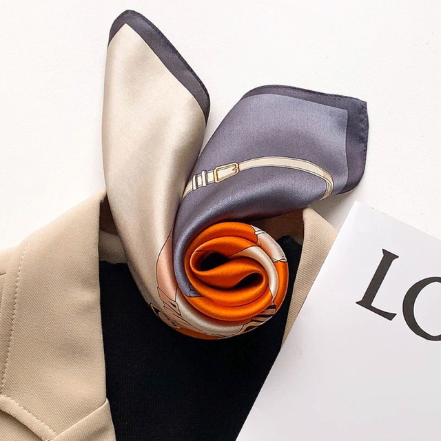 スカーフ　シルク　ベルト柄　お洒落　パックチャーム　グレー✖️オレンジ レディースのファッション小物(バンダナ/スカーフ)の商品写真