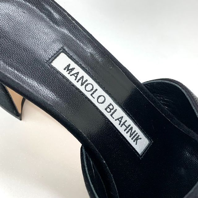 MANOLO BLAHNIK(マノロブラニク)の5915 マノロブラニク ハンギシ ビジュー サテン ミュール ブラック レディースの靴/シューズ(サンダル)の商品写真