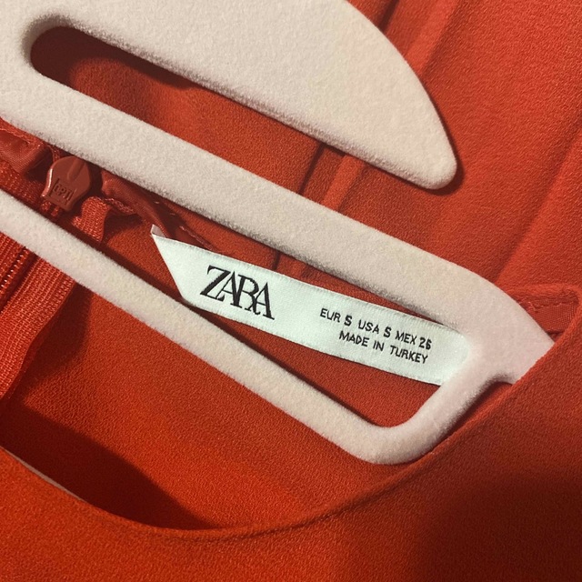 ZARA(ザラ)の【美品】ZARA 赤ワンピース レディースのワンピース(ひざ丈ワンピース)の商品写真