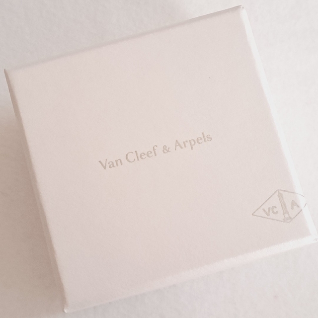 Van Cleef & Arpels(ヴァンクリーフアンドアーペル)のヴァンクリーフ アンド アーペル ピアスケース 空箱 レディースのバッグ(ショップ袋)の商品写真