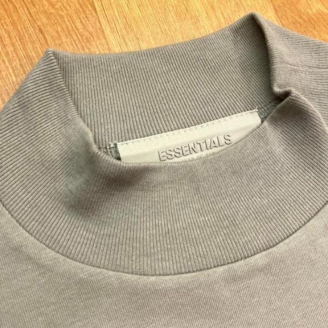 FEAR OF GOD(フィアオブゴッド)の新品【メンズM】★エッセンシャルズ★厚手生地！ロゴ長袖Tシャツ/茶色ベージュ メンズのトップス(Tシャツ/カットソー(七分/長袖))の商品写真