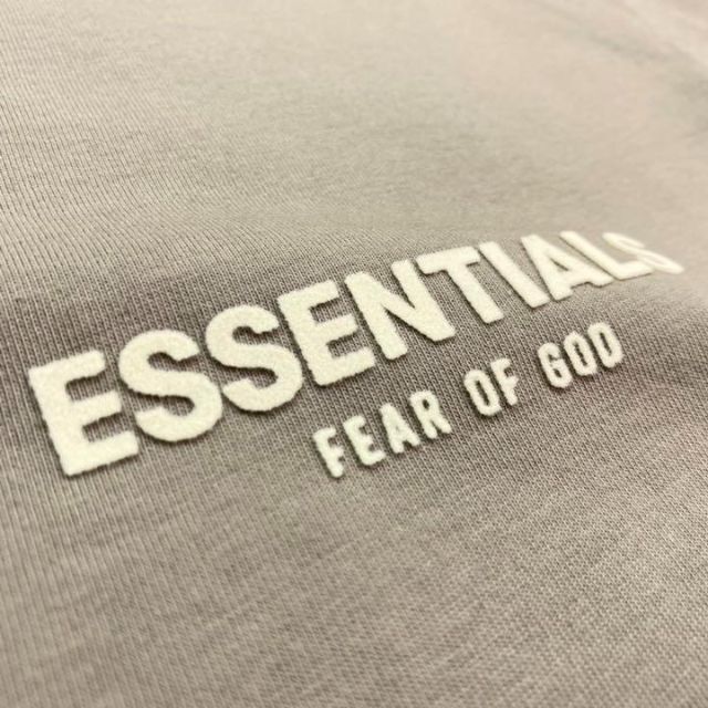 FEAR OF GOD(フィアオブゴッド)の新品【メンズM】★エッセンシャルズ★厚手生地！ロゴ長袖Tシャツ/茶色ベージュ メンズのトップス(Tシャツ/カットソー(七分/長袖))の商品写真