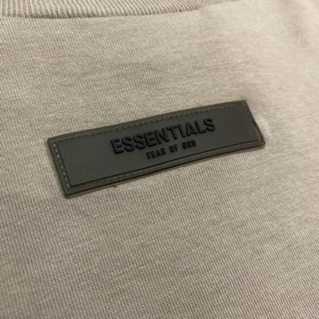 FEAR OF GOD(フィアオブゴッド)の新品【メンズM】★エッセンシャルズ★厚手生地！ロゴ長袖Tシャツ/茶色ベージュ メンズのトップス(Tシャツ/カットソー(七分/長袖))の商品写真