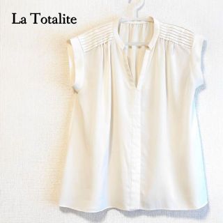 ラトータリテ(La TOTALITE)の肩のタックデザインが可愛い♪　キーネック袖なしブラウス　フリーサイズ　ホワイト(シャツ/ブラウス(半袖/袖なし))