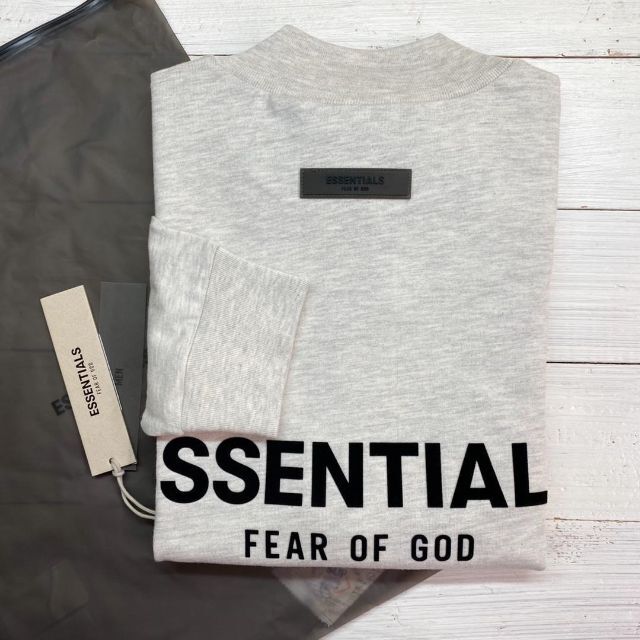 FEAR OF GOD(フィアオブゴッド)の新品【メンズM】★エッセンシャルズ★バックプリント長袖Tシャツ/ライトグレー メンズのトップス(Tシャツ/カットソー(七分/長袖))の商品写真