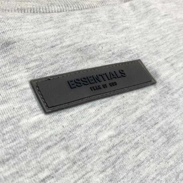 FEAR OF GOD(フィアオブゴッド)の新品【メンズM】★エッセンシャルズ★バックプリント長袖Tシャツ/ライトグレー メンズのトップス(Tシャツ/カットソー(七分/長袖))の商品写真