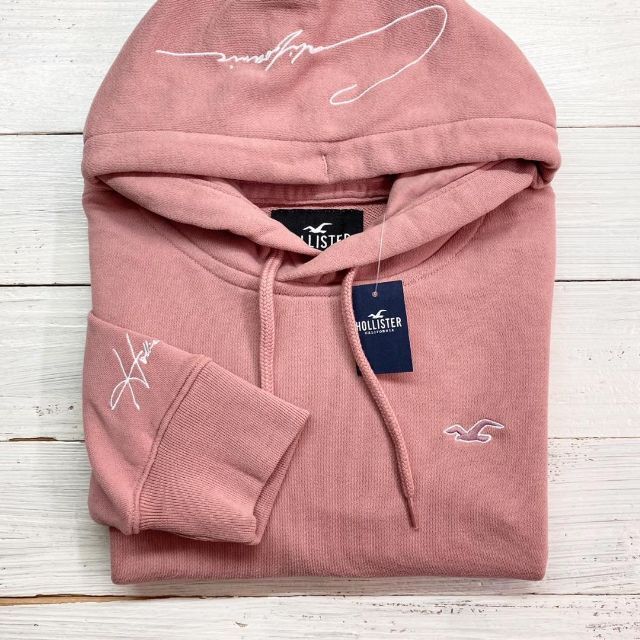 Hollister(ホリスター)の新品【メンズXS】★ホリスター★フードロゴ入り！総刺しゅうロゴパーカー/ピンク メンズのトップス(パーカー)の商品写真