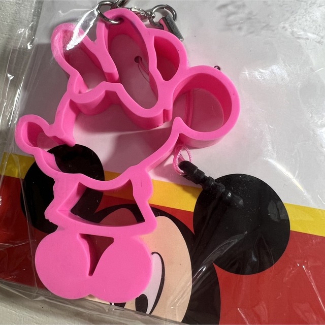ミニーマウス(ミニーマウス)のディズニー　ミニーマウス　イヤホンジャック付きストラップ 2個セット エンタメ/ホビーのおもちゃ/ぬいぐるみ(キャラクターグッズ)の商品写真